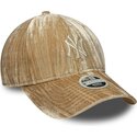 cappello-curvo-beige-cinghia-regolabile-9twenty-velour-dei-new-york-yankees-mlb-di-new-era