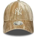 cappello-curvo-beige-cinghia-regolabile-9twenty-velour-dei-new-york-yankees-mlb-di-new-era