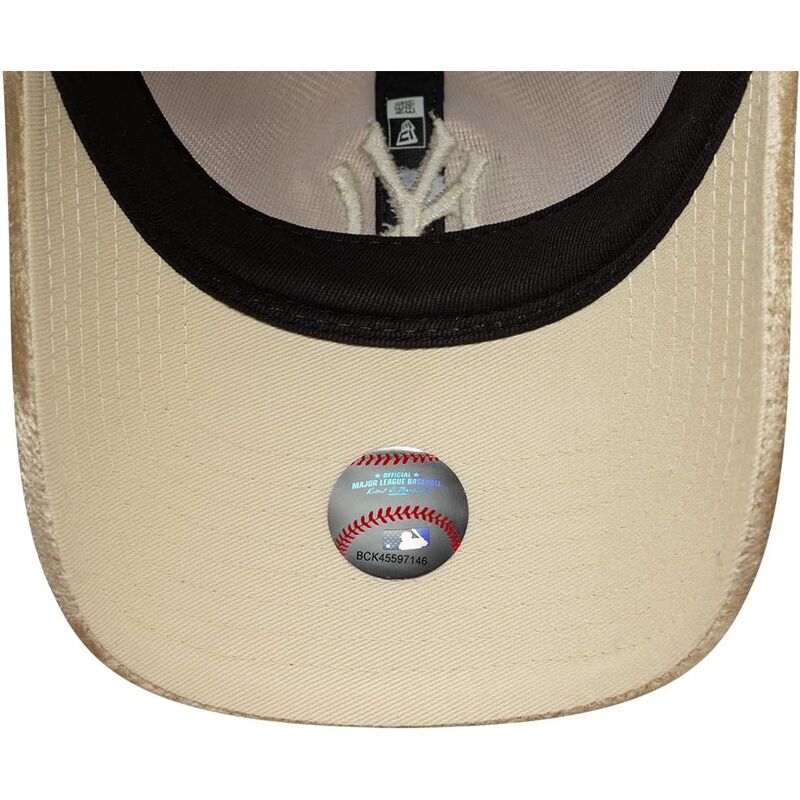 cappello-curvo-beige-cinghia-regolabile-9twenty-velour-dei-new-york-yankees-mlb-di-new-era