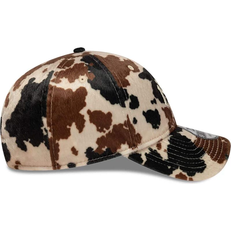 cappello-curvo-marrone-cinghia-regolabile-9twenty-animal-print-dei-new-york-yankees-mlb-di-new-era cappello-curvo-marrone-cinghia-regolabile-9twenty-animal-print-dei-new-york-yankees-mlb-di-new-era