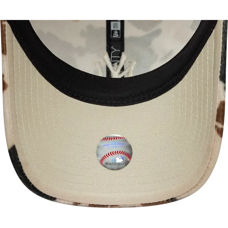 cappello-curvo-marrone-cinghia-regolabile-9twenty-animal-print-dei-new-york-yankees-mlb-di-new-era cappello-curvo-marrone-cinghia-regolabile-9twenty-animal-print-dei-new-york-yankees-mlb-di-new-era