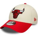 cappello-curvo-beige-cinghia-regolabile-9forty-colour-block-dei-chicago-bulls-nba-di-new-era
