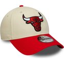 cappello-curvo-beige-cinghia-regolabile-9forty-colour-block-dei-chicago-bulls-nba-di-new-era