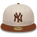 cappello-piatto-marrone-aderente-59fifty-league-essential-dei-new-york-yankees-mlb-di-new-era