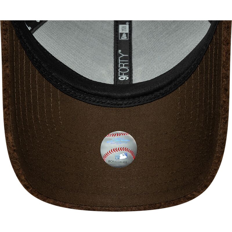 cappello-curvo-marrone-snapback-9forty-winter-borg-dei-new-york-yankees-mlb-di-new-era