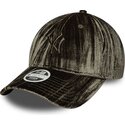 cappello-curvo-verde-cinghia-regolabile-9twenty-velour-dei-new-york-yankees-mlb-di-new-era