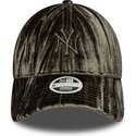 cappello-curvo-verde-cinghia-regolabile-9twenty-velour-dei-new-york-yankees-mlb-di-new-era