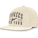 cappello-piatto-beige-aderente-dri-fit-true-structured-aero-bill-dei-new-york-yankees-mlb-di-nike
