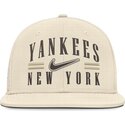 cappello-piatto-beige-aderente-dri-fit-true-structured-aero-bill-dei-new-york-yankees-mlb-di-nike