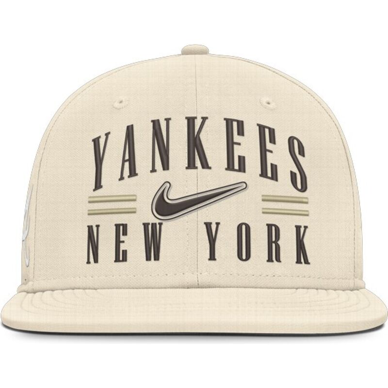 cappello-piatto-beige-aderente-dri-fit-true-structured-aero-bill-dei-new-york-yankees-mlb-di-nike cappello-piatto-beige-aderente-dri-fit-true-structured-aero-bill-dei-new-york-yankees-mlb-di-nike