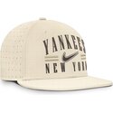 cappello-piatto-beige-aderente-dri-fit-true-structured-aero-bill-dei-new-york-yankees-mlb-di-nike