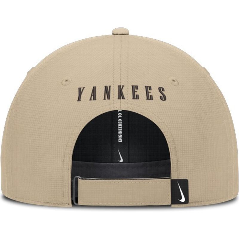 cappello-curvo-beige-cinghia-regolabile-club-structured-uv-poly-ripstop-dei-new-york-yankees-mlb-di-nike cappello-curvo-beige-cinghia-regolabile-club-structured-uv-poly-ripstop-dei-new-york-yankees-mlb-di-nike