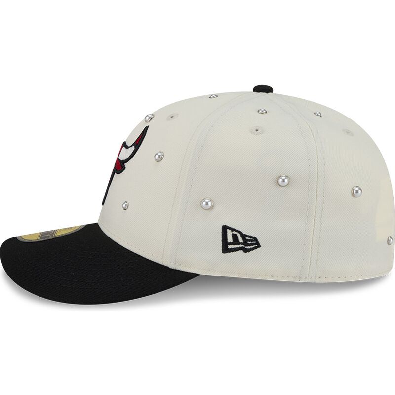 cappello-curvo-beige-aderente-59fifty-beads-na-lifestyle-f1-dei-chicago-bulls-nba-di-new-era