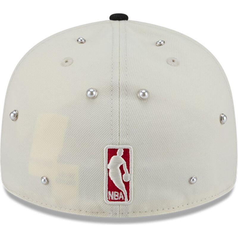 cappello-curvo-beige-aderente-59fifty-beads-na-lifestyle-f1-dei-chicago-bulls-nba-di-new-era