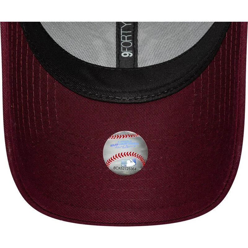 cappello-curvo-rosso-cinghia-regolabile-rosa-9forty-metallic-dei-new-york-yankees-mlb-di-new-era cappello-curvo-rosso-cinghia-regolabile-rosa-9forty-metallic-dei-new-york-yankees-mlb-di-new-era