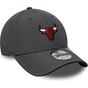 cappello-curvo-grigio-cinghia-regolabile-9forty-recycled-dei-chicago-bulls-nba-di-new-era