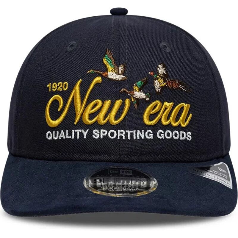 cappello-curvo-blu-marino-cinghia-regolabile-9fifty-retro-crown-suede-di-new-era cappello-curvo-blu-marino-cinghia-regolabile-9fifty-retro-crown-suede-di-new-era