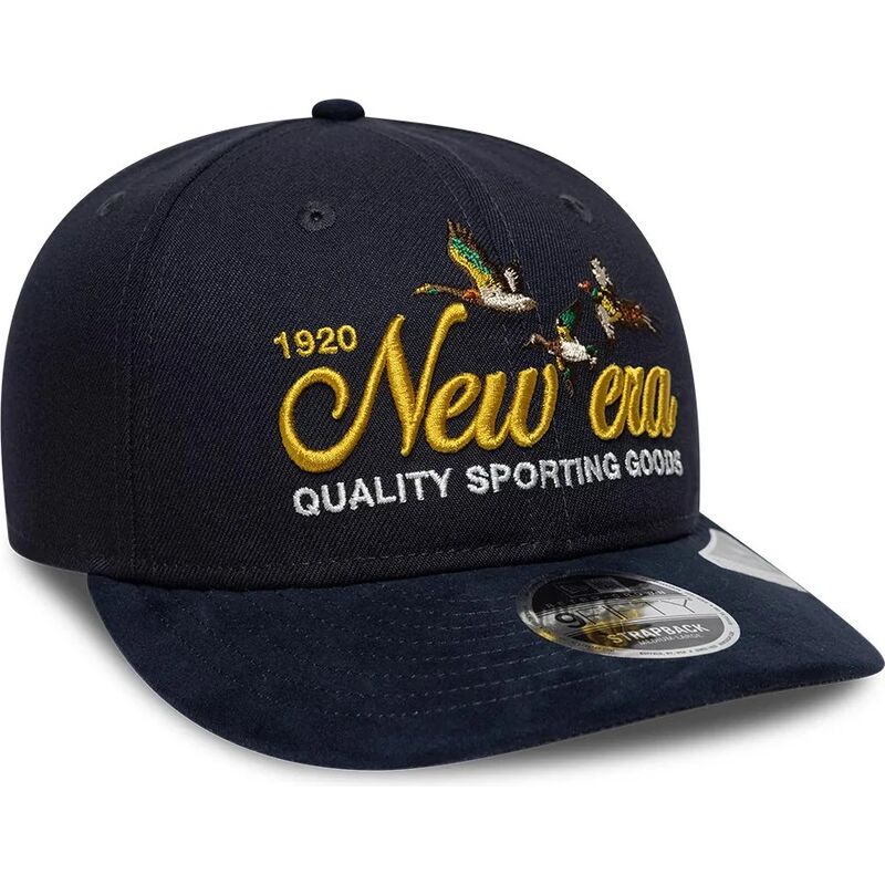 cappello-curvo-blu-marino-cinghia-regolabile-9fifty-retro-crown-suede-di-new-era cappello-curvo-blu-marino-cinghia-regolabile-9fifty-retro-crown-suede-di-new-era