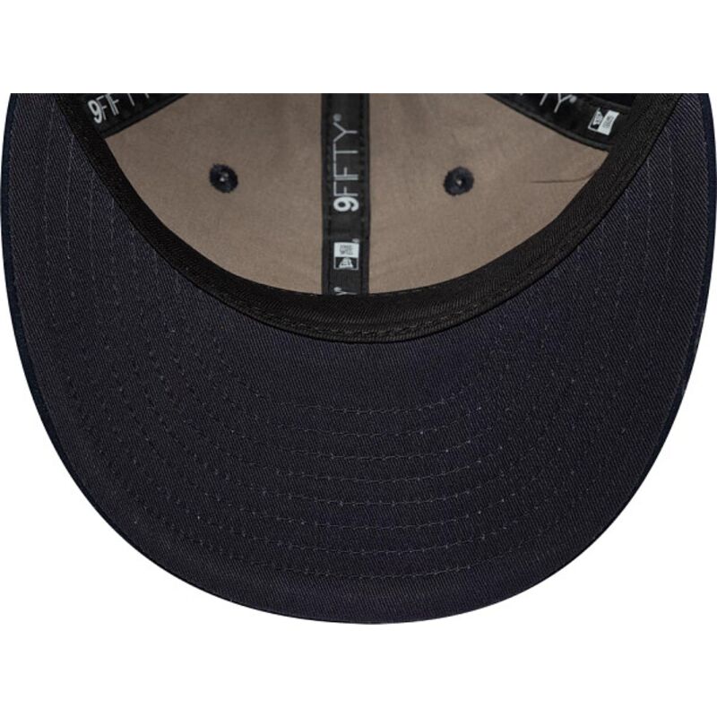 cappello-curvo-blu-marino-cinghia-regolabile-9fifty-retro-crown-suede-di-new-era cappello-curvo-blu-marino-cinghia-regolabile-9fifty-retro-crown-suede-di-new-era