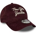 cappello-curvo-rosso-cinghia-regolabile-9twenty-a-frame-cord-script-dei-new-york-yankees-mlb-di-new-era