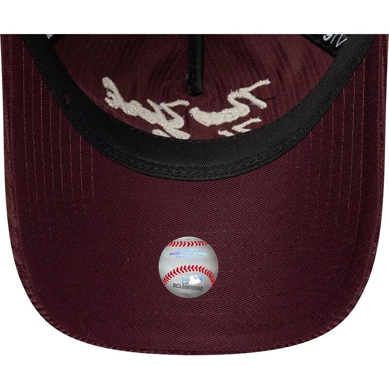 cappello-curvo-rosso-cinghia-regolabile-9twenty-a-frame-cord-script-dei-new-york-yankees-mlb-di-new-era cappello-curvo-rosso-cinghia-regolabile-9twenty-a-frame-cord-script-dei-new-york-yankees-mlb-di-new-era