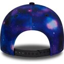 cappello-curvo-multicolore-snapback-per-bambino-9forty-all-over-print-space-dei-new-york-yankees-mlb-di-new-era