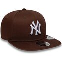 cappello-piatto-marrone-snapback-9fifty-original-fit-league-essential-dei-new-york-yankees-mlb-di-new-era