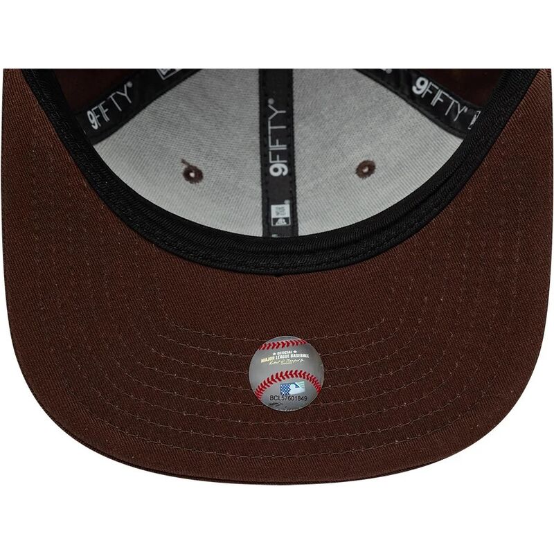 cappello-piatto-marrone-snapback-9fifty-original-fit-league-essential-dei-new-york-yankees-mlb-di-new-era