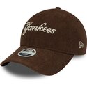 cappello-curvo-marrone-cinghia-regolabile-9twenty-cord-script-dei-new-york-yankees-mlb-di-new-era