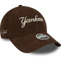 cappello-curvo-marrone-cinghia-regolabile-9twenty-cord-script-dei-new-york-yankees-mlb-di-new-era