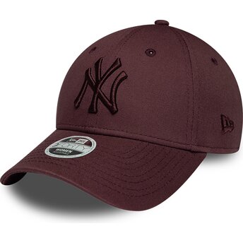 Cappello curvo rosso cinghia regolabile 9FORTY League Essential dei New York Yankees MLB di New Era