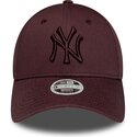 cappello-curvo-rosso-cinghia-regolabile-9forty-league-essential-dei-new-york-yankees-mlb-di-new-era
