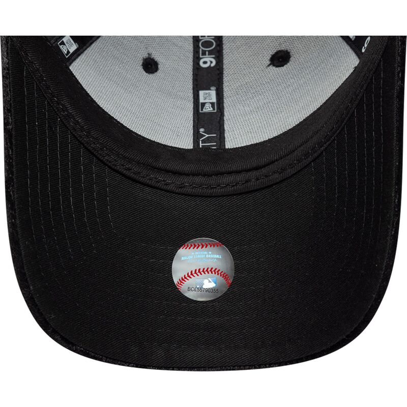 cappello-curvo-nero-cinghia-regolabile-9forty-pattern-velour-dei-new-york-yankees-mlb-di-new-era cappello-curvo-nero-cinghia-regolabile-9forty-pattern-velour-dei-new-york-yankees-mlb-di-new-era