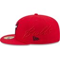 cappello-piatto-rosso-aderente-59fifty-side-script-dei-chicago-bulls-nba-di-new-era