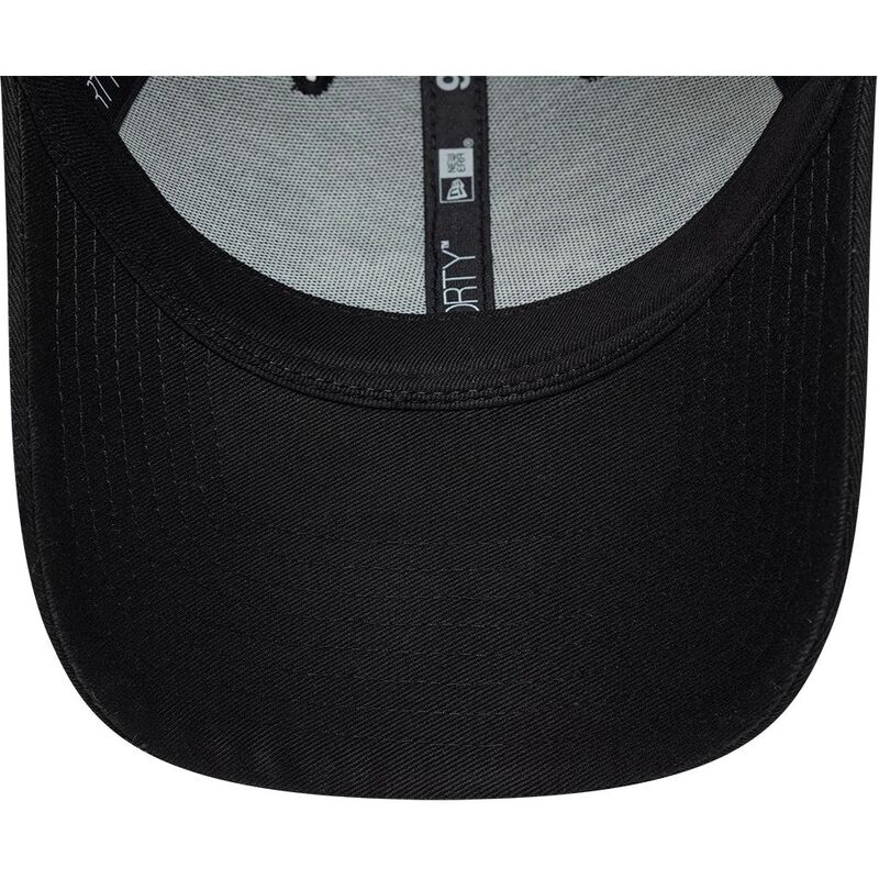 cappello-curvo-nero-cinghia-regolabile-9forty-gem-patch-distress-alone-di-new-era cappello-curvo-nero-cinghia-regolabile-9forty-gem-patch-distress-alone-di-new-era