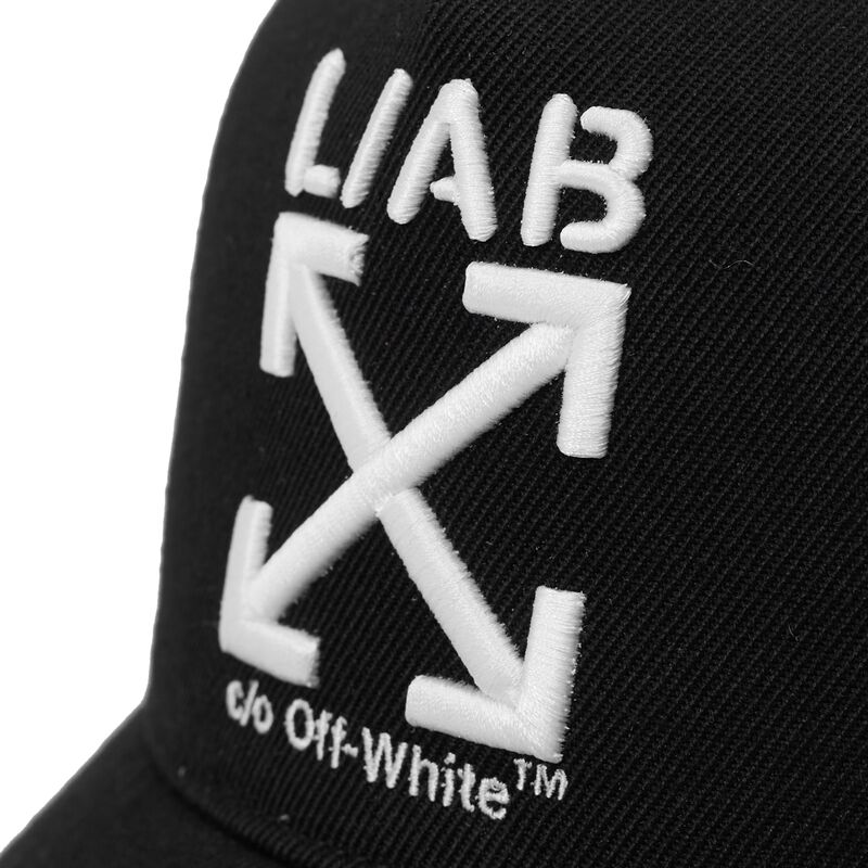 cappello-curvo-nero-cinghia-regolabile-clamp-arrows-twill-di-l-ab-c-o-off-white