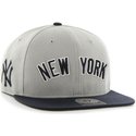 cappellino-visiera-piatta-grigio-snapback-con-logo-laterale-di-mlb-new-york-yankees-di-47-brand