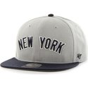 cappellino-visiera-piatta-grigio-snapback-con-logo-laterale-di-mlb-new-york-yankees-di-47-brand