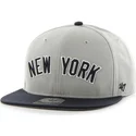 cappellino-visiera-piatta-grigio-snapback-con-logo-laterale-di-mlb-new-york-yankees-di-47-brand