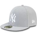 cappello-piatto-grigio-chiuso-con-logo-bianco-per-bambino-59fifty-essential-dei-new-york-yankees-mlb-di-new-era